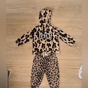 Baby Gap Sweatsuit 12-18 months